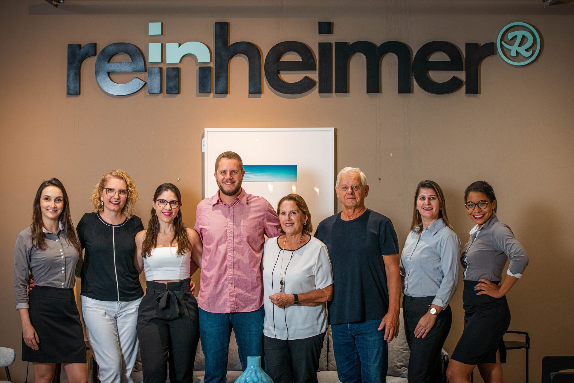 Equipe da Reinheimer reunida no showroom da loja